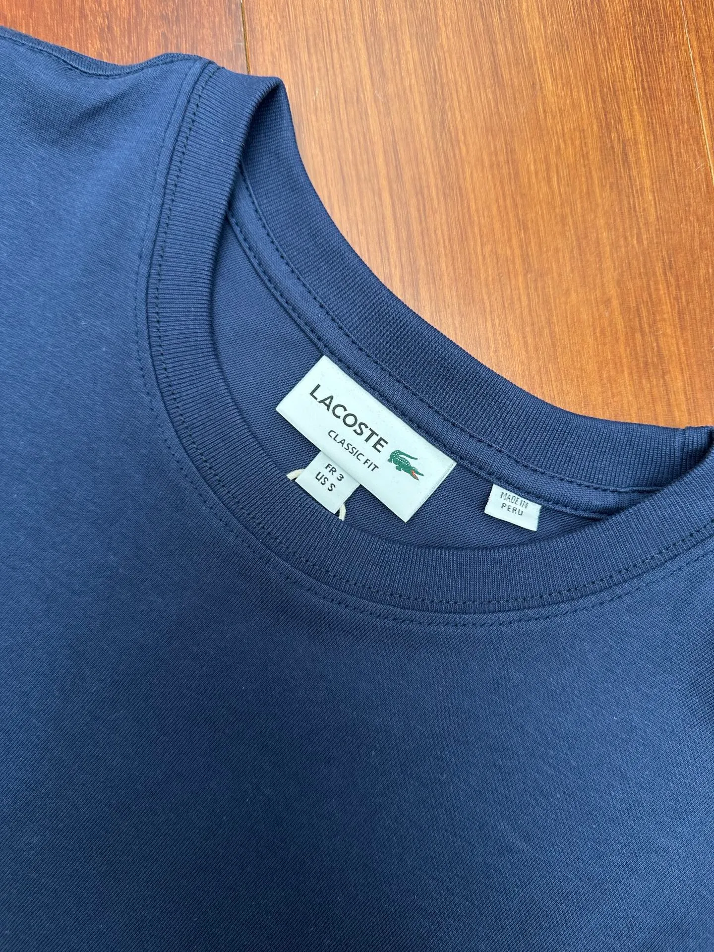 🔥P95💰LACOSTE/Crocodile Spring and Summer Classic Cotton T-shirt Four Seasons Versatile. Original factory customized 230g 100% cotton fabric, soft and skin-friendly, the fabric is solid and skin-friendly, and gently absorbs sweat. The threads are dyed in the same cylinder and there is no color difference. From the collar label to the wiring, the texture is exquisite. The CLASSIC FIT version is body-friendly, and the heavyweight pure cotton made in Peru is skin-friendly and stiff. The small crocodile embroidery is low-key and recognizable, and the embroidered labels are full of color. All brands are custom-made with molds. The details and textures are neat and shiny, and they are definitely not market currency. Original packaging bags, tags, wash marks, and post-label serial numbers are presented. The final item to start the new year, no matter whether worn alone or layered, it is a must-have item for every boy and girl's wardrobe. Color: Black, White, Navy Blue, Gray Size: S M L XL